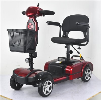 Liten eldre firehjuls elektrisk scooter